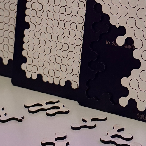 na zdjęciu widoczne są biało czarne puzzle drewniane w kształcie oktagonów
