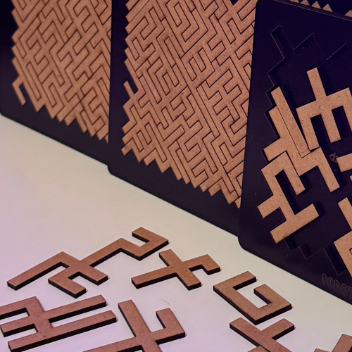 zdjęcie prezentuje drewniane puzzle o nieregularnych kształtach 