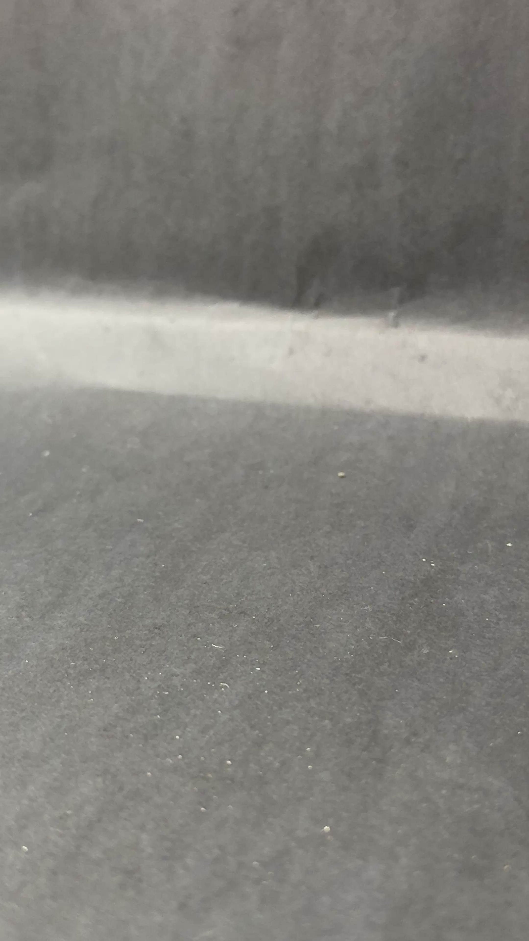 na nagraniu widać jak puzzle wysypują się z podstawy 