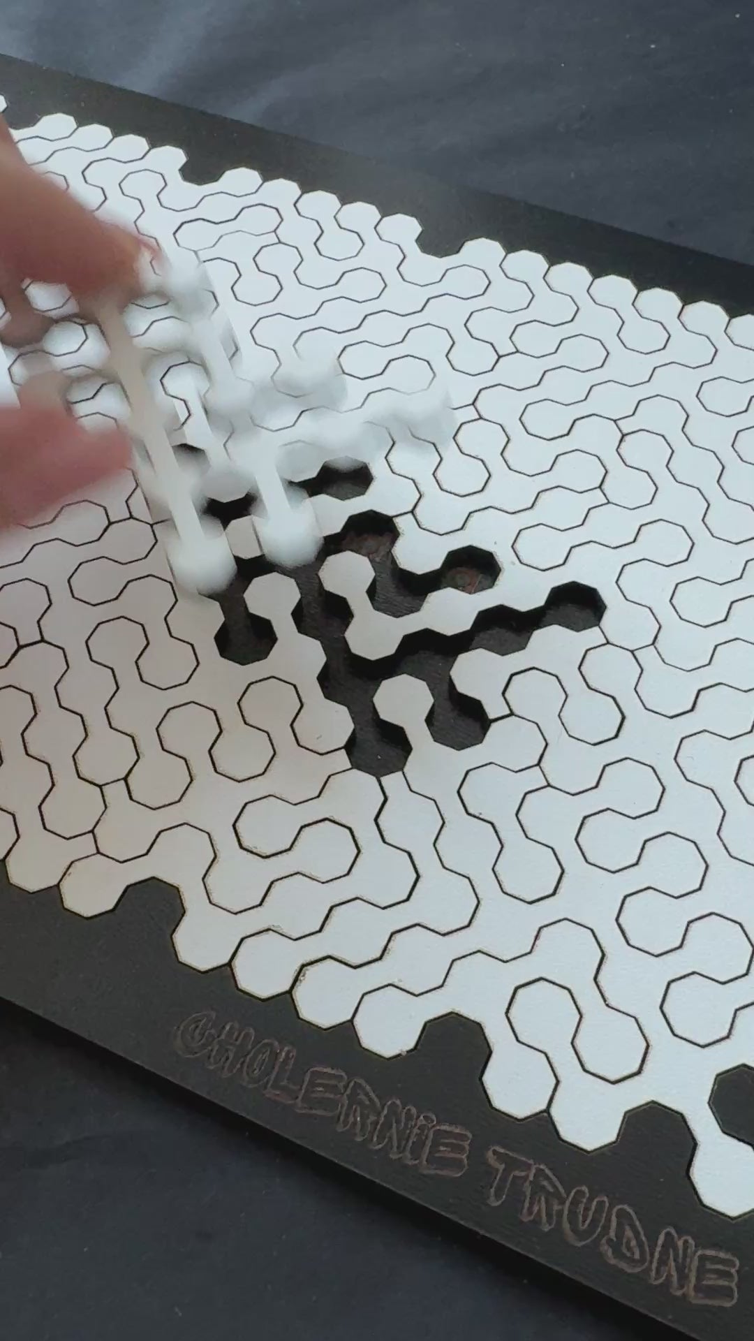 modelka układa ostatni element układanki w puzzlach