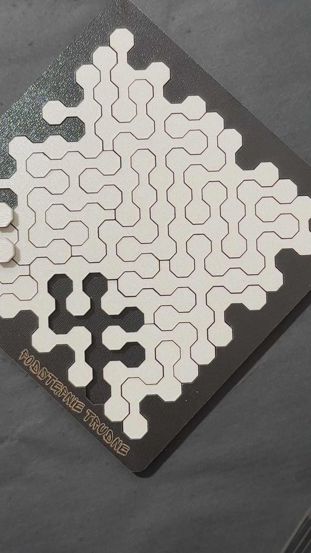 nagranie przedstawia ułożenie ostatniego puzzla w układance