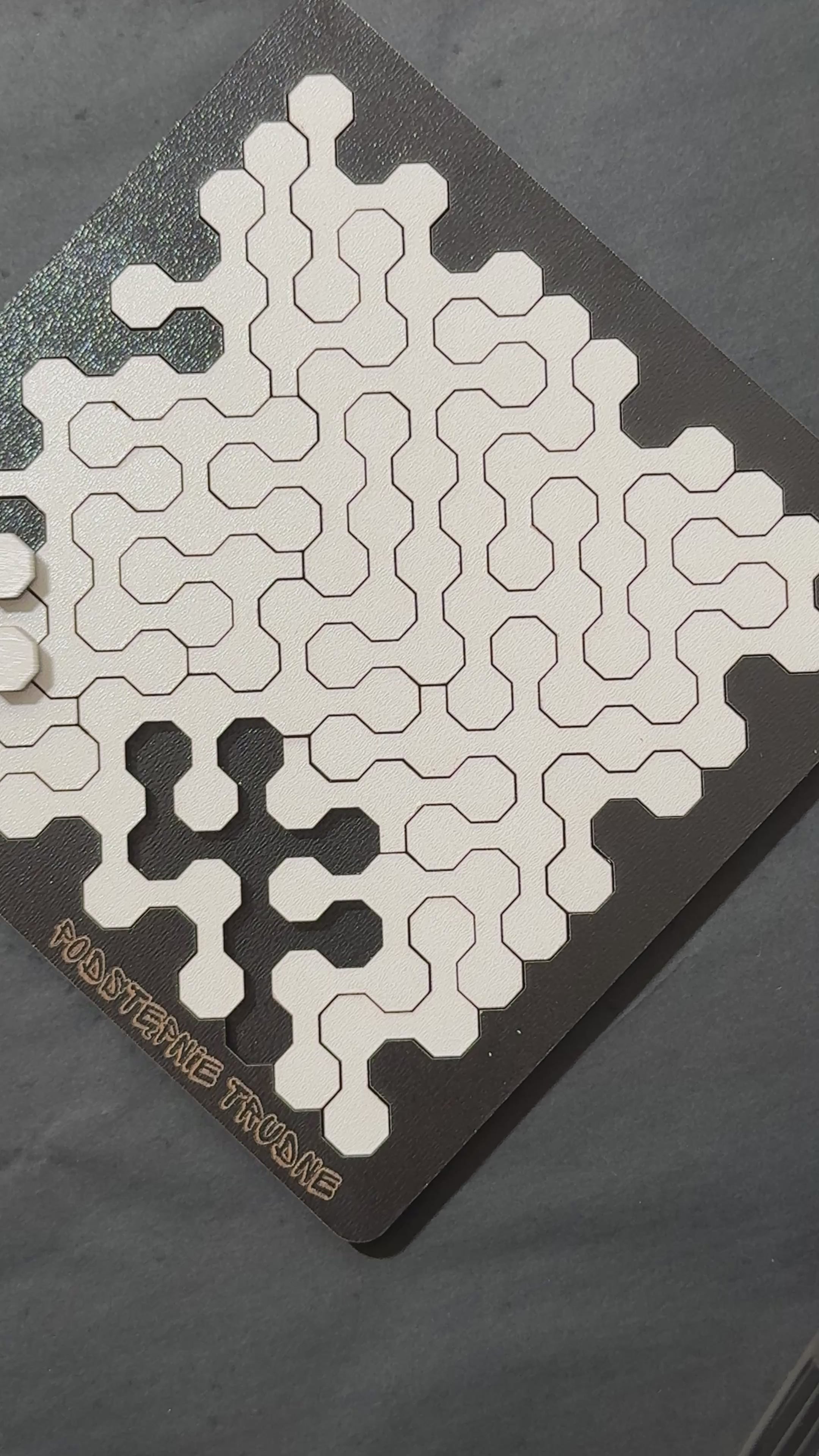 nagranie przedstawia ułożenie ostatniego puzzla w układance