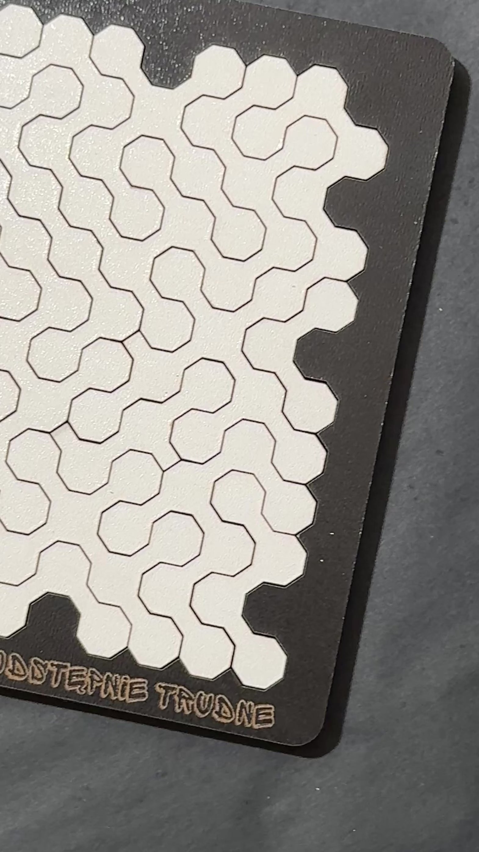 pokazanie jak gładki i dobrze wykonany jest produkt
