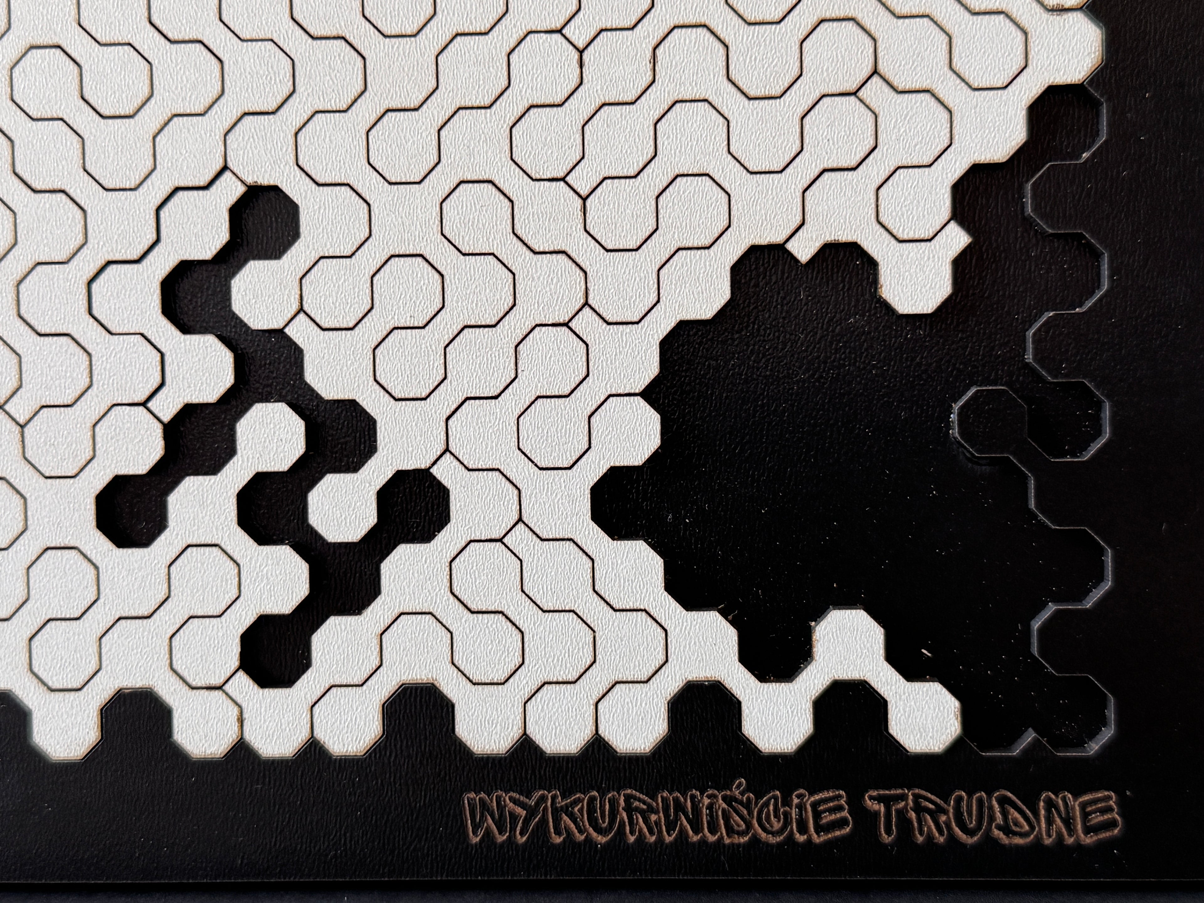 drewniane puzzle ze sklejki biało czarne kształt oktagon