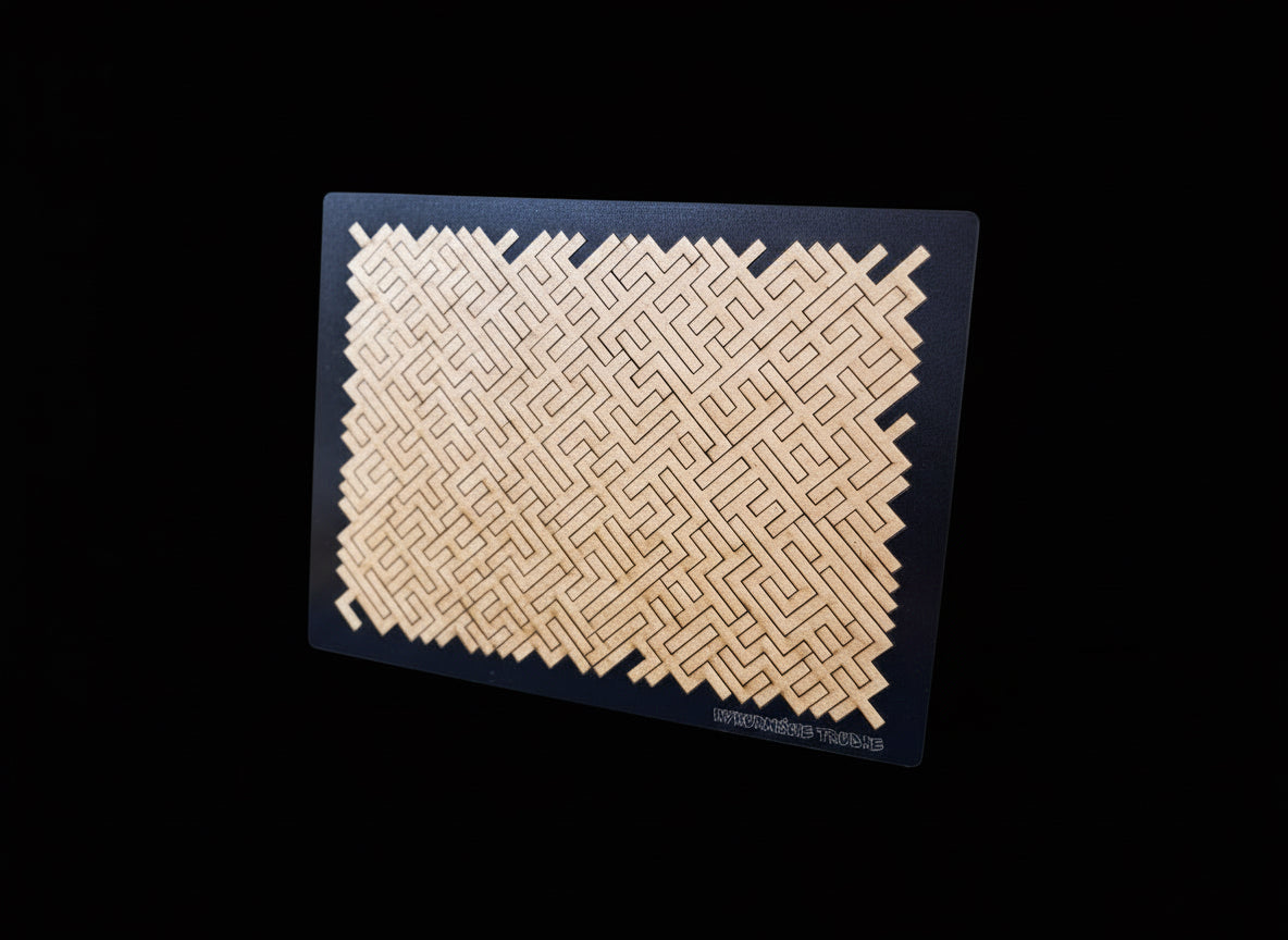 drewniane puzzle na czarnej podstawie, puzzle łamigłówka w typie labirynt 